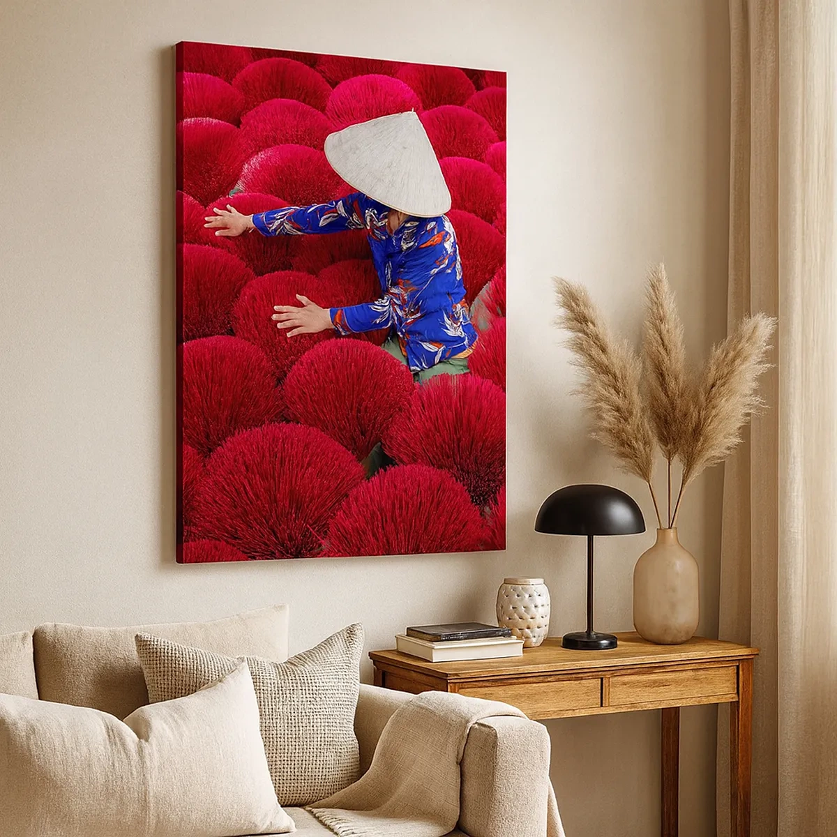 Impression sur toile - Image sur toile - Une femme portant un chapeau traditionnel parmi des bâtons d'encens rouges - 50x70cm - Dans un champ de riz - Décoration murale moderne pour le salon et la chambre ARTTOR