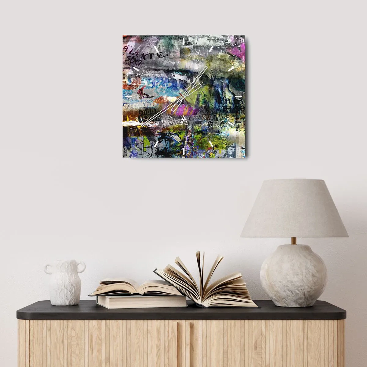 Horloge murale - Pendule murale - Collage abstrait avec texte et couleurs variées - 30x30cm - Collage de souvenirs - Décoration murale moderne pour le salon et la chambre ARTTOR