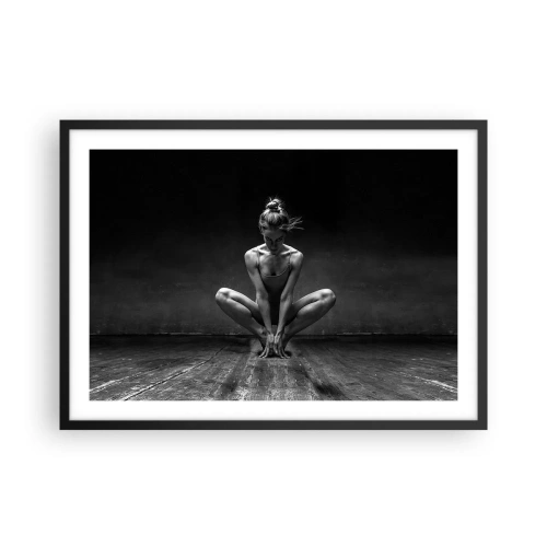 Affiche dans un cadre noir - Poster - Portrait en noir et blanc d'une danseuse en pleine concentration. - 70x50cm - Concentration de l'énergie de la danse - Décoration murale moderne pour le salon et la chambre ARTTOR
