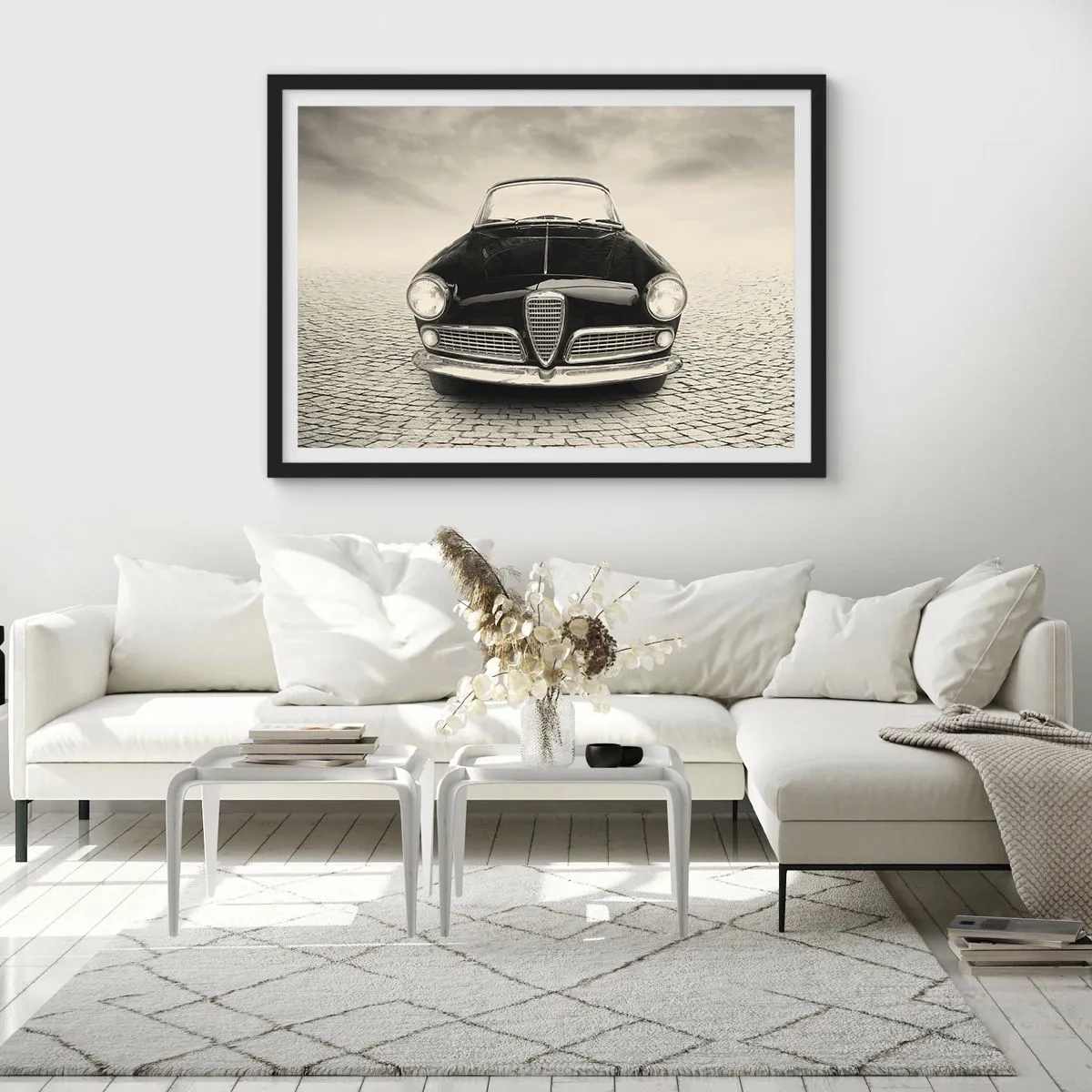 Affiche dans un cadre noir - Poster - Une voiture classique sur une place pavée dans un style monochrome - 70x50cm - Et alors! Tu ne m'aime pas? - Décoration murale moderne pour le salon et la chambre ARTTOR