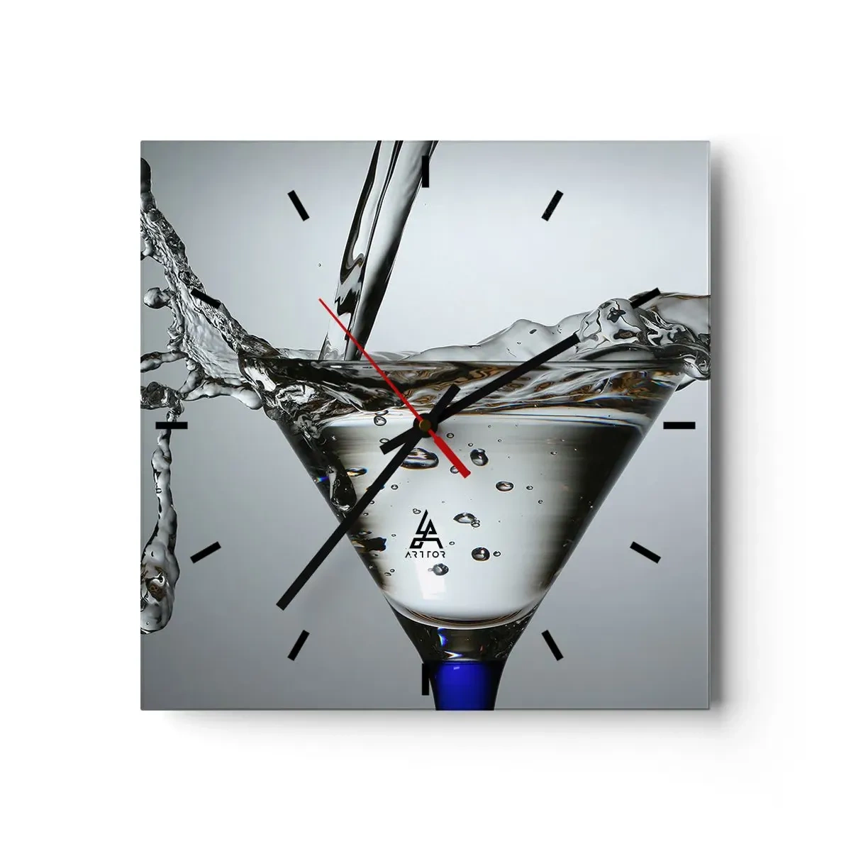 Horloge murale - Pendule murale - Verre à Martini avec éclaboussures d'eau dynamiques sur fond clair. - 30x30cm - Sur le bord de la coupe - Décoration murale moderne pour le salon et la chambre ARTTOR
