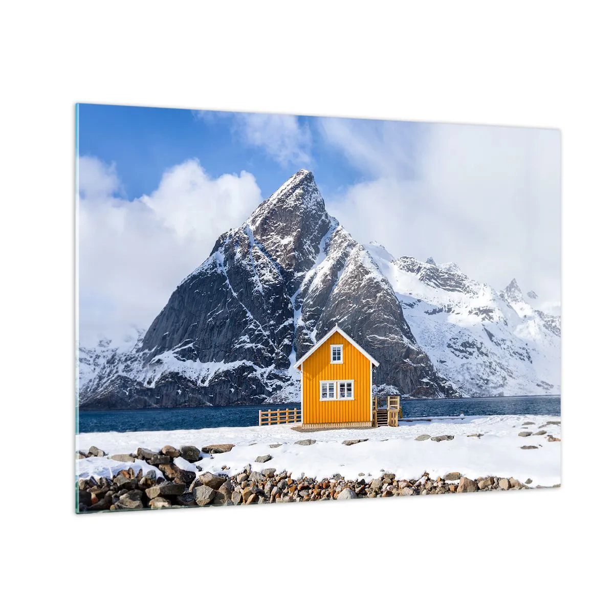 Impression sur verre - Image sur verre - Un chalet jaune sur un fjord avec des montagnes enneigées en arrière-plan - 70x50cm - Vacances scandinaves - Décoration murale moderne pour le salon et la chambre ARTTOR