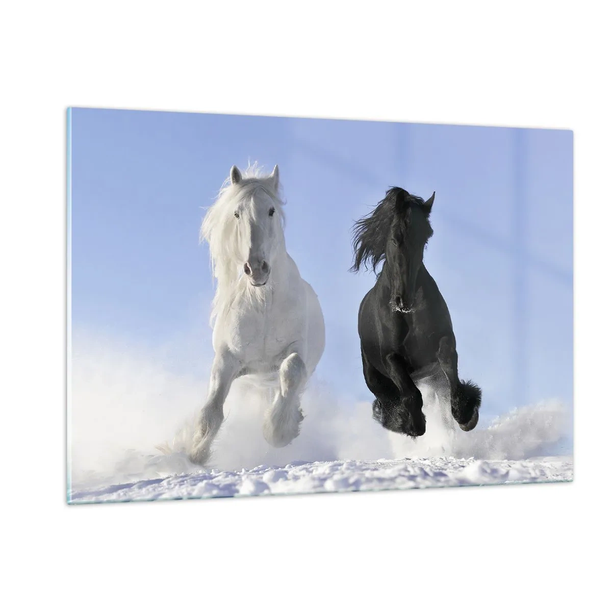 Impression sur verre - Image sur verre - Un cheval noir et blanc courant dans la neige dans un paysage hivernal - 120x80cm - Galop noir et blanc - Décoration murale moderne pour le salon et la chambre ARTTOR