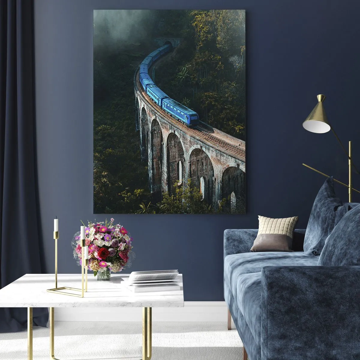 Impression sur verre - Image sur verre - Un train bleu circulant sur un viaduc en pierre dans la forêt - 50x70cm - Train nature - Décoration murale moderne pour le salon et la chambre ARTTOR