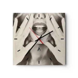 Horloge murale - Pendule murale - Portrait noir et blanc d'une femme aux lèvres et aux mains expressives - 30x30cm - J'arrive! - Décoration murale moderne pour le salon et la chambre ARTTOR