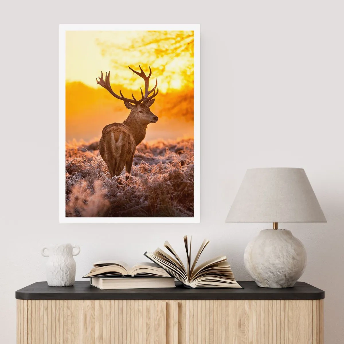 Affiche - Poster - Un cerf sur fond de lever de soleil doré - 50x70cm - Roi de la forêt automnal - Décoration murale moderne pour le salon et la chambre ARTTOR