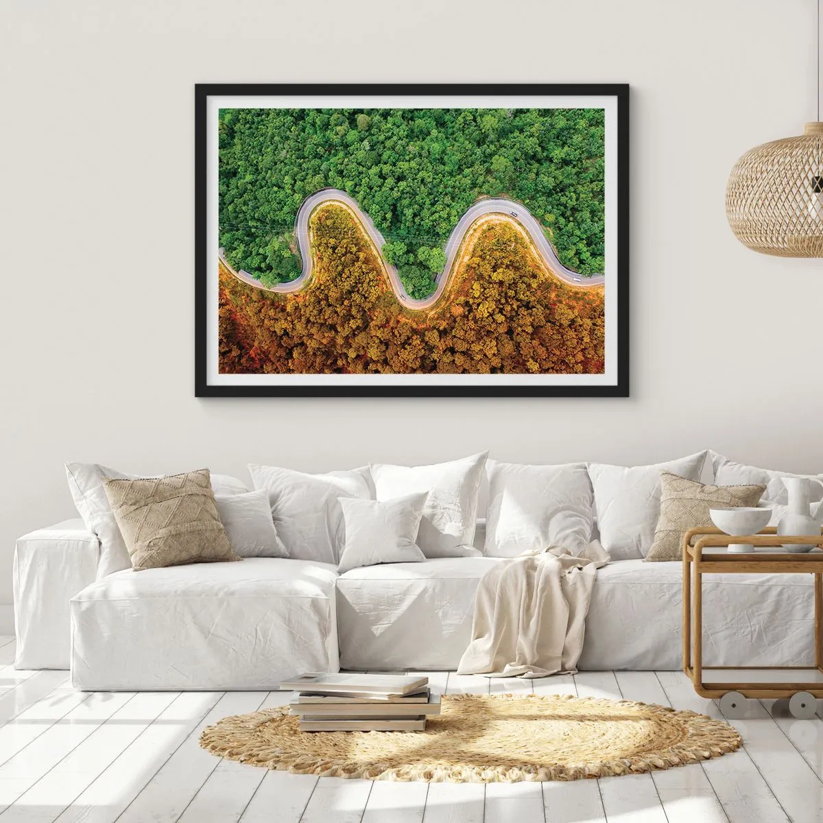 Affiche dans un cadre noir - Poster - Une route sinueuse à travers la forêt vue à vol d'oiseau - 70x50cm - Frontieres et differences - Décoration murale moderne pour le salon et la chambre ARTTOR