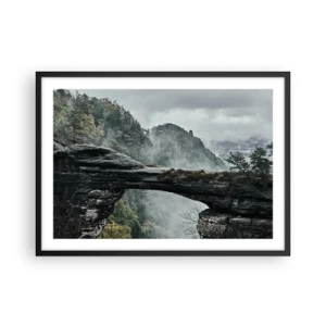Affiche dans un cadre noir - Poster - Une arche de pierre entourée de montagnes brumeuses et de forêts - 70x50cm - L'aventure est sur le point de commencer - Décoration murale moderne pour le salon et la chambre ARTTOR