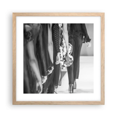 Affiche dans un chêne clair - Poster - Un défilé stylé - 40x40 cm