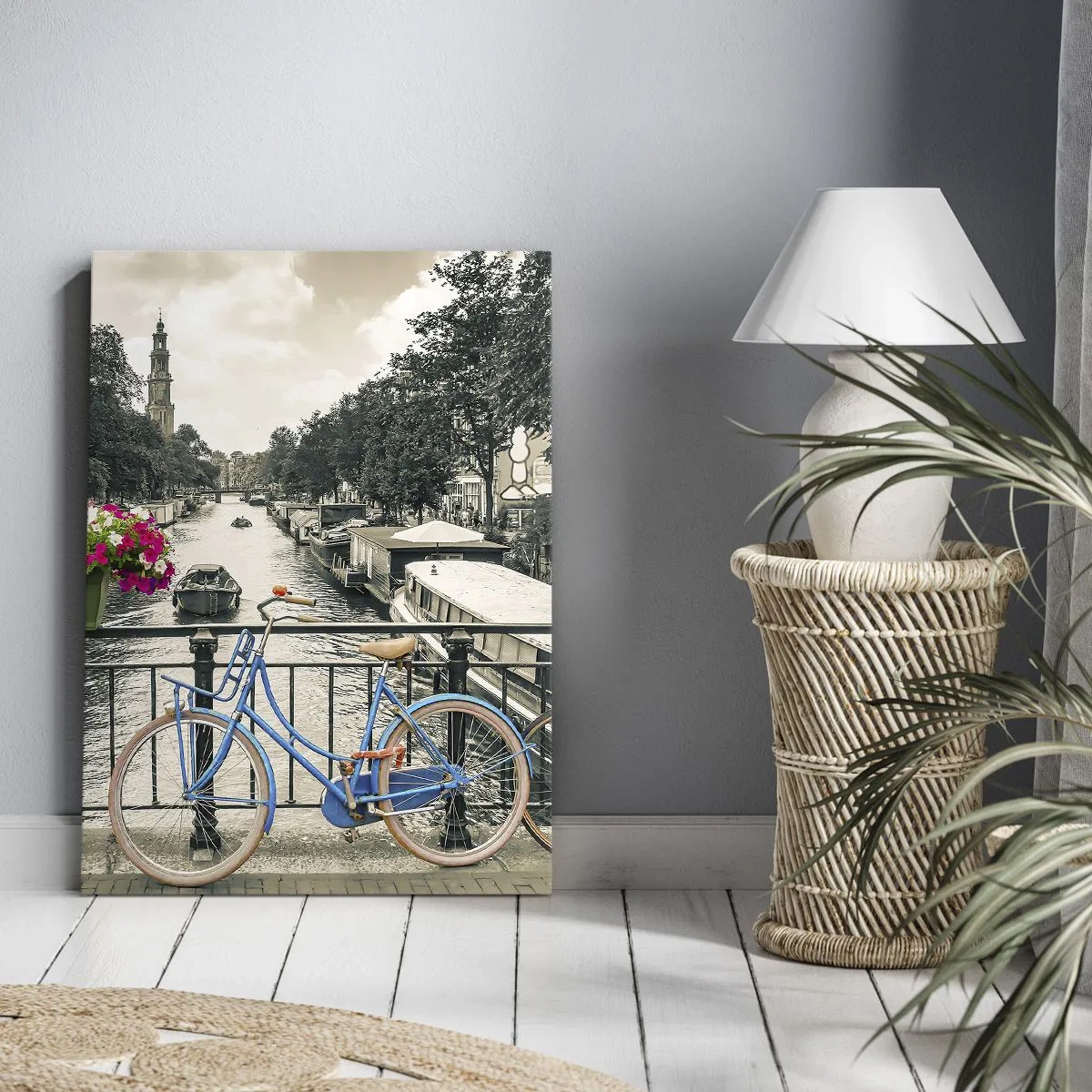 Impression sur toile - Image sur toile - Un pont avec des vélos et des fleurs sur un canal à Amsterdam - 80x120cm - Couleurs de rue d'Amsterdam - Décoration murale moderne pour le salon et la chambre ARTTOR