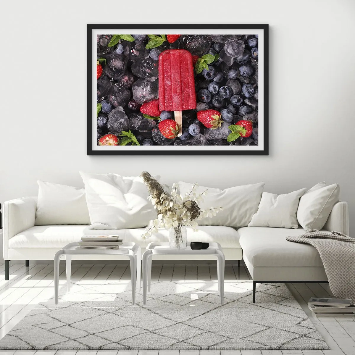 Affiche dans un cadre noir - Poster - Glace rouge entourée de fruits et de glace - 70x50cm - Le goût d’un été chaud - Décoration murale moderne pour le salon et la chambre ARTTOR
