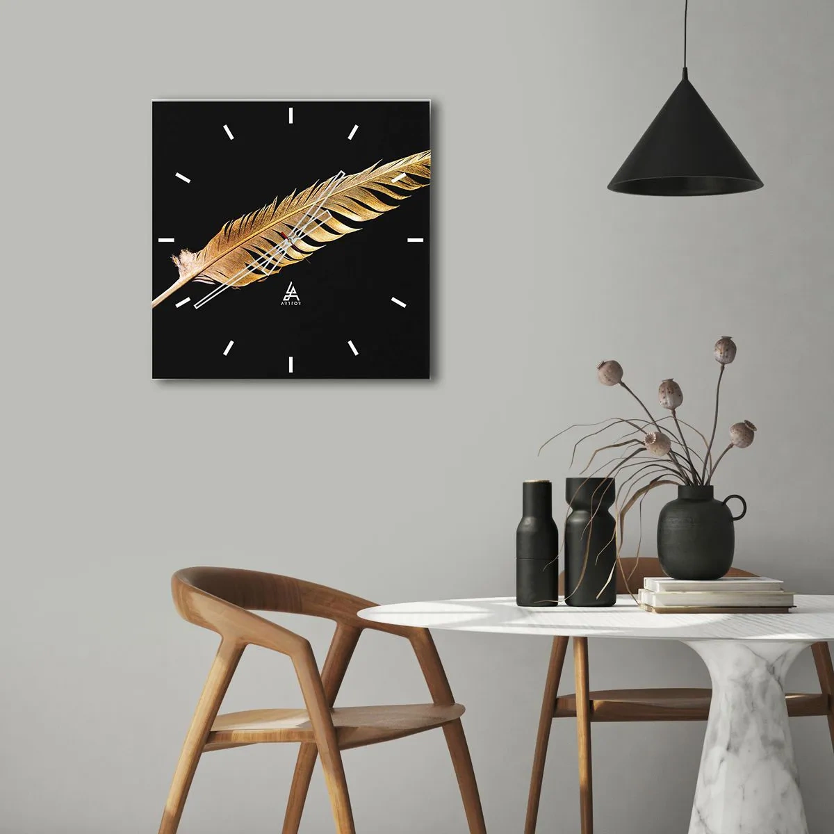 Horloge murale - Pendule murale - Plume dorée sur fond noir - 30x30cm - Sans porte-plume - Décoration murale moderne pour le salon et la chambre ARTTOR