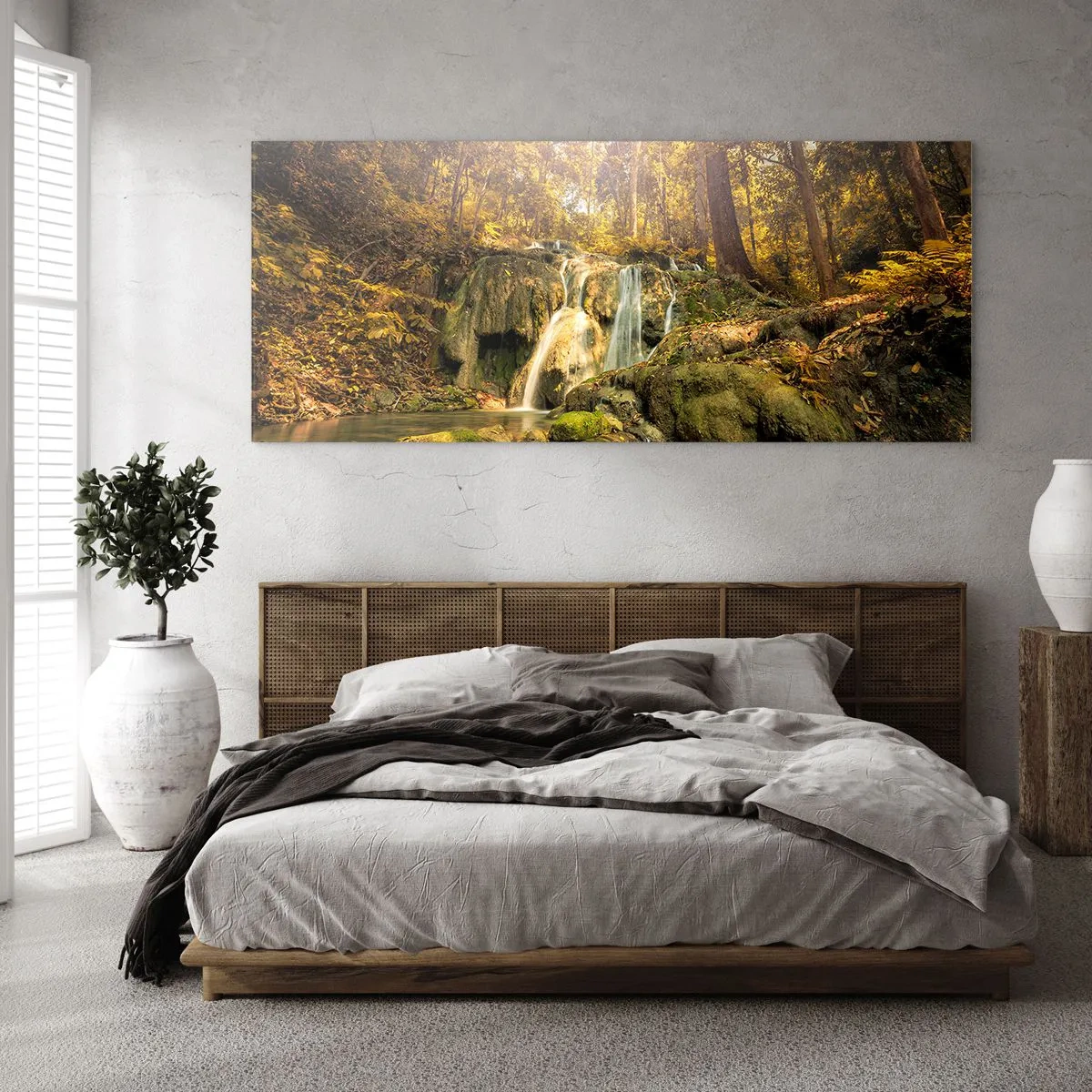 Impression sur verre - Image sur verre - Une cascade forestière sous les rayons du soleil, entourée de verdure - 160x50cm - Cascade de forêt en vert - Décoration murale moderne pour le salon et la chambre ARTTOR