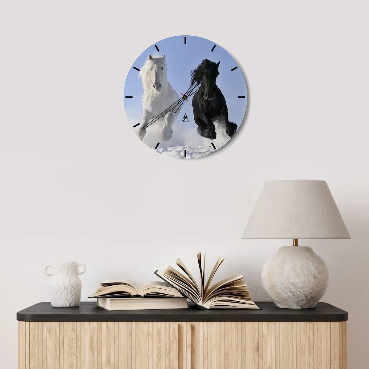 Horloge murale - Pendule murale - Chevaux noirs et blancs galopant dans le ciel - 30x30cm - Galop noir et blanc - Décoration murale moderne pour le salon, la cuisine et la chambre ARTTOR