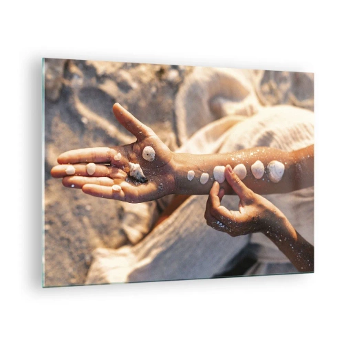 Impression sur verre - Image sur verre - Mains d'enfant avec des coquillages sur un fond de sable et de tissu - 70x50cm - La beauté à portée de main - Décoration murale moderne pour le salon et la chambre ARTTOR