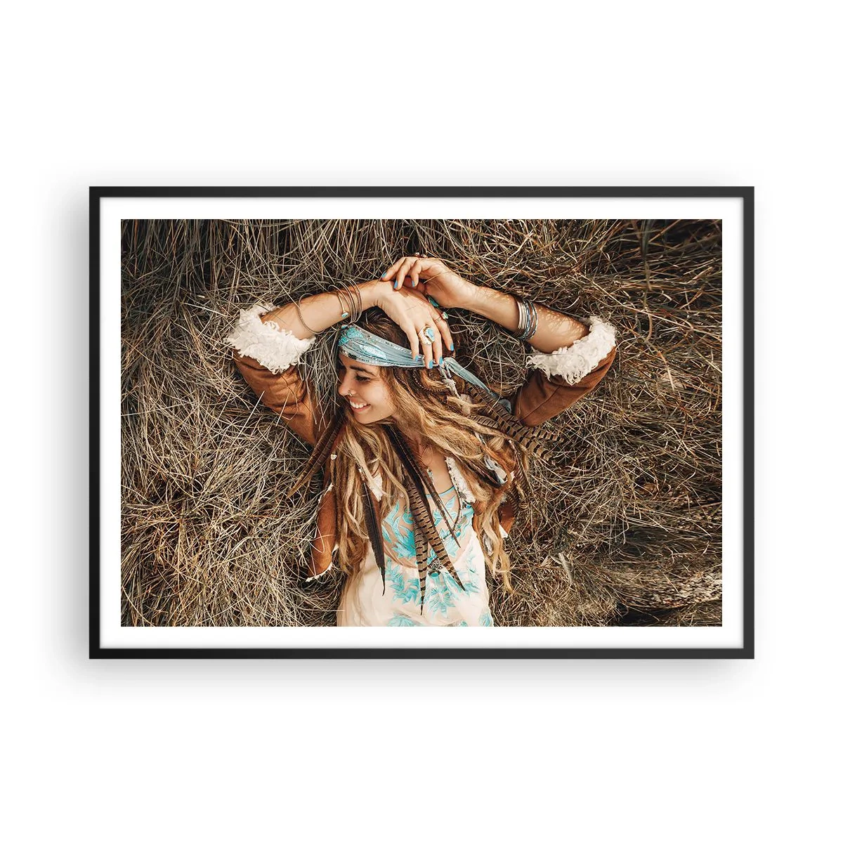 Affiche dans un cadre noir - Poster - Femme de style bohème allongée sur du foin - 100x70cm - En route vers les années d'amour - Décoration murale moderne pour le salon et la chambre ARTTOR