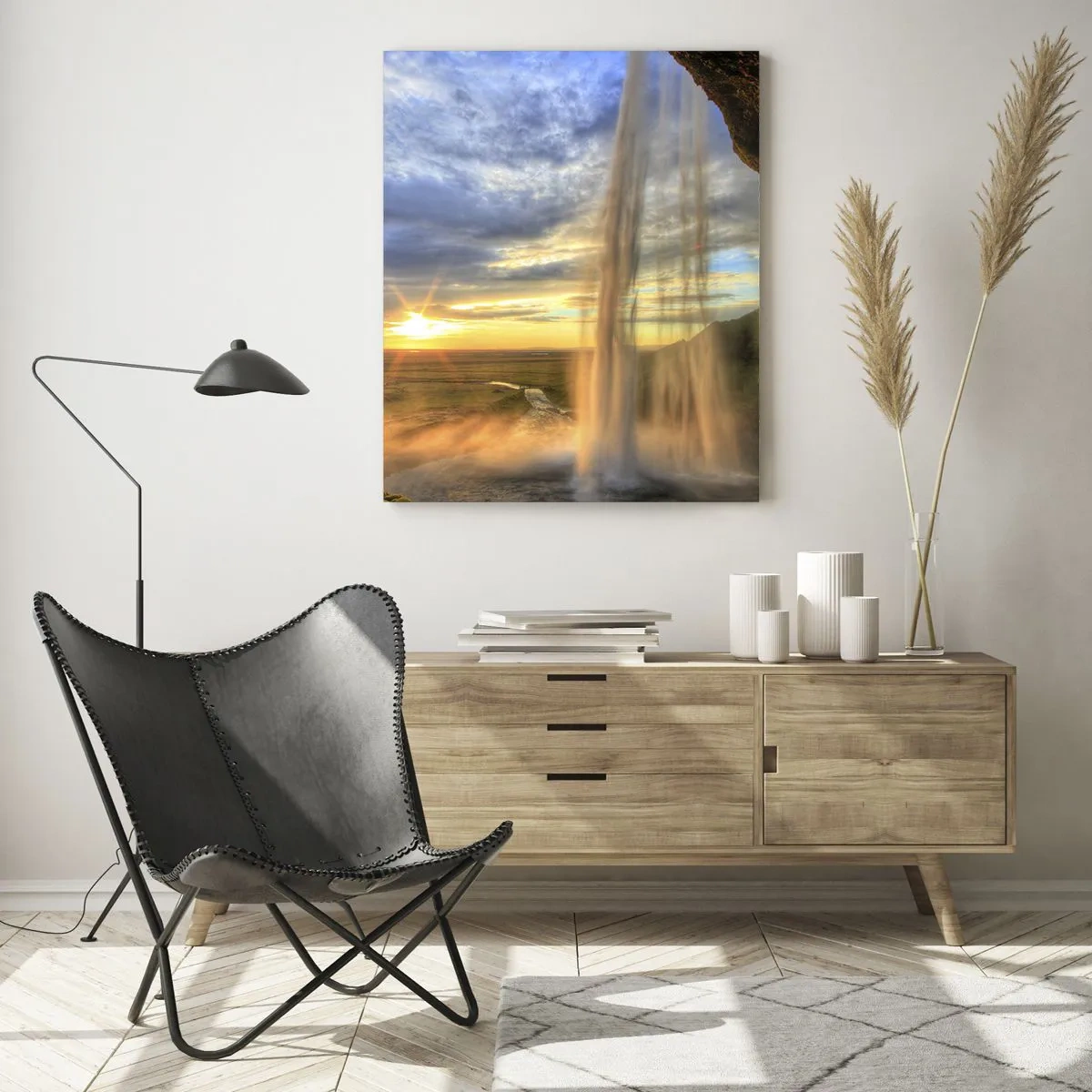 Impression sur verre - Image sur verre - Une cascade illuminée par la lumière du soleil sur fond de paysage - 70x100cm - Le monde derrière un voile de gouttes - Décoration murale moderne pour le salon et la chambre ARTTOR