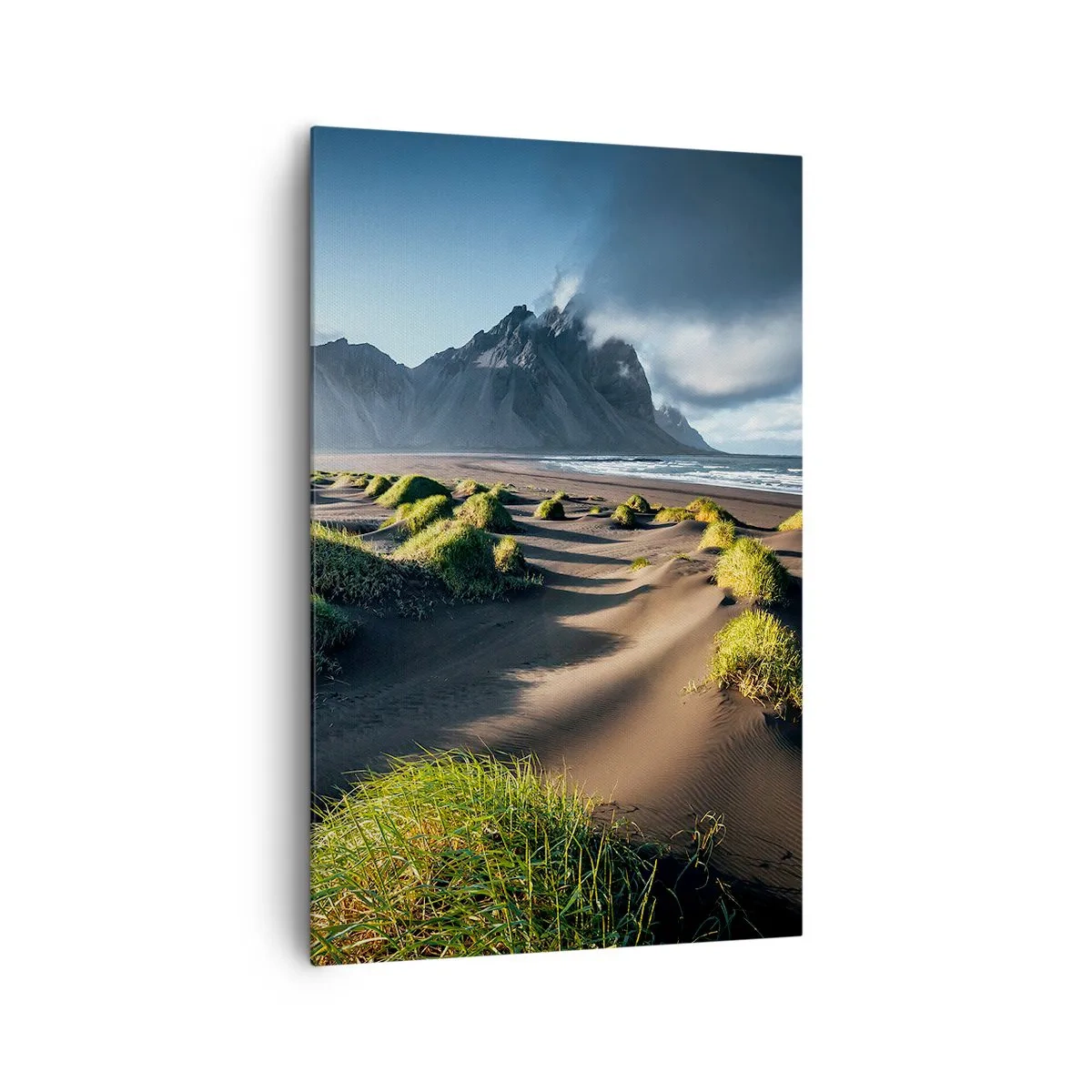 Impression sur toile - Image sur toile - Dunes vertes avec un arrière-plan montagneux sous un ciel bleu - 80x120cm - Harmonie des éléments - Décoration murale moderne pour le salon et la chambre ARTTOR