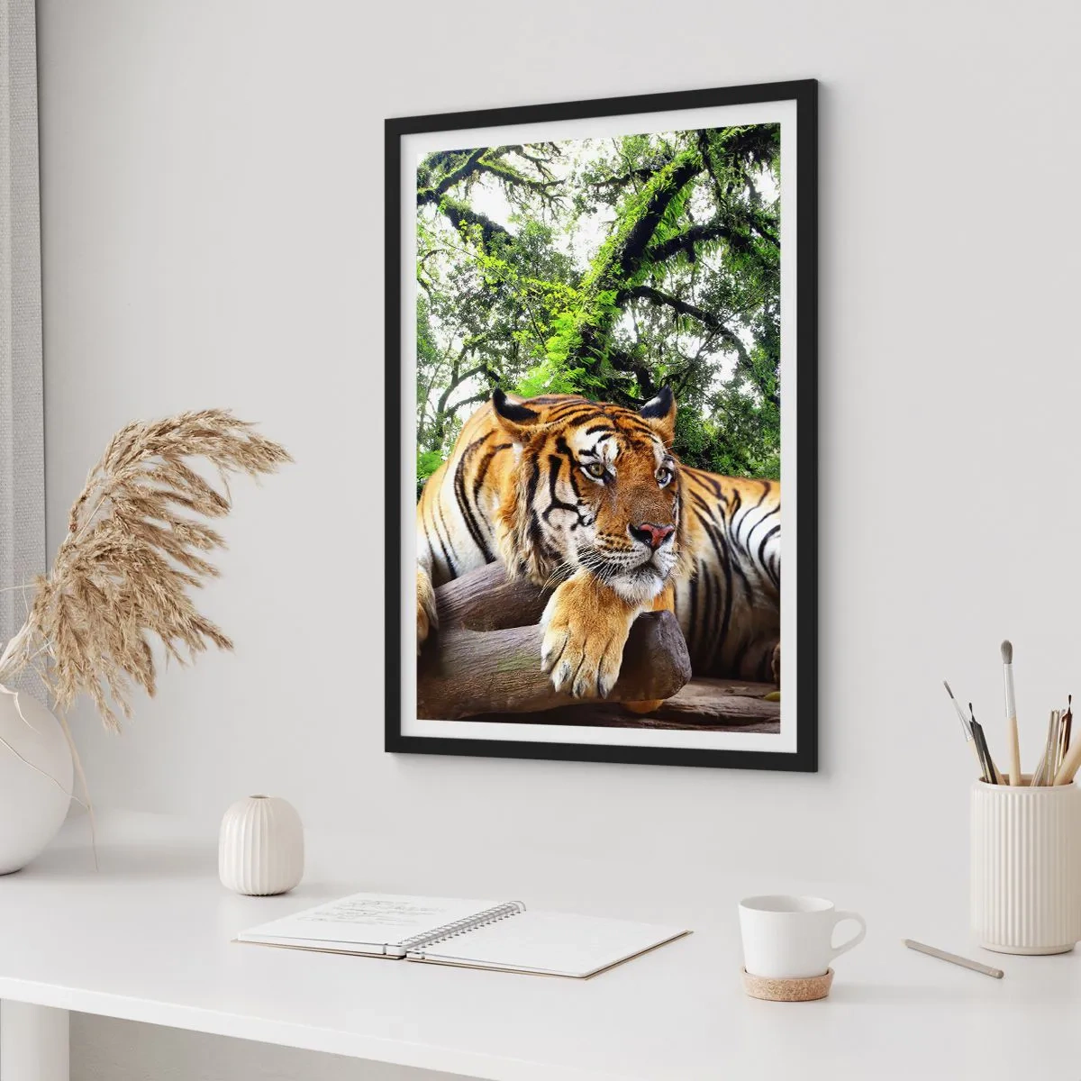 Affiche dans un cadre noir - Poster - Un tigre se reposant parmi les arbres verts - 50x70cm - Cordialement - Décoration murale moderne pour le salon et la chambre ARTTOR