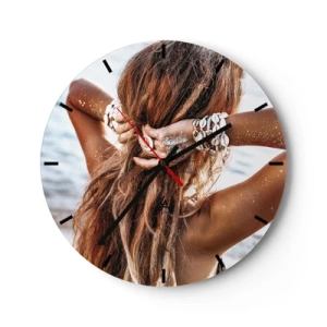Horloge murale - Pendule murale - Une femme bronzée au bord de l'eau avec des coquillages dans les cheveux - 30x30cm - La soeur de l'eau et du soleil - Décoration murale moderne pour le salon, la cuisine et la chambre ARTTOR