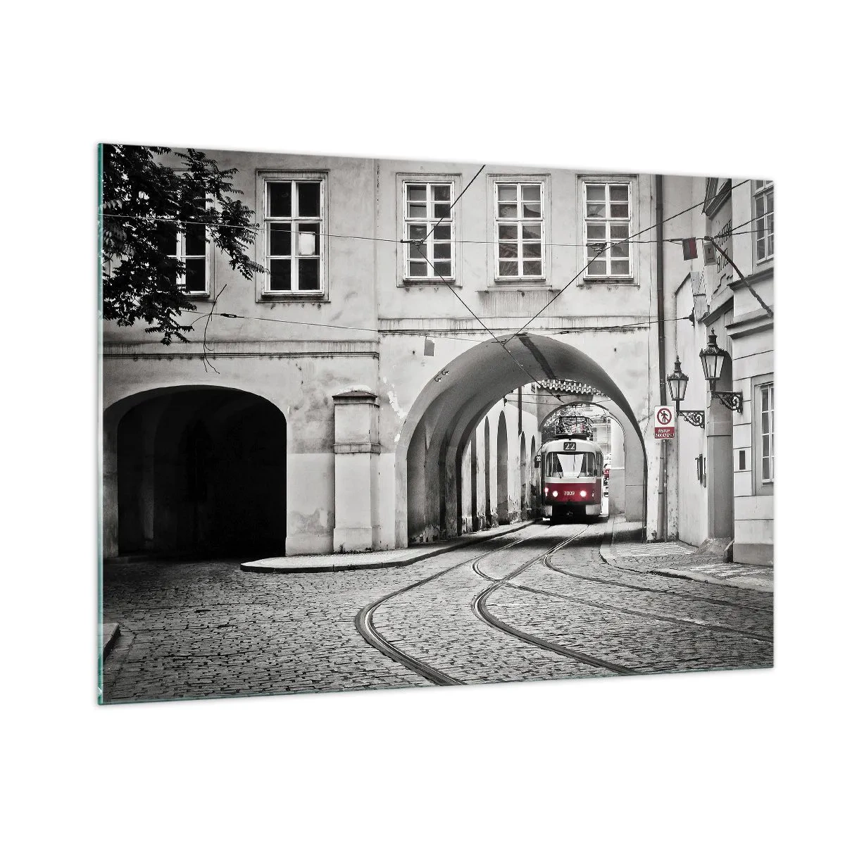 Impression sur verre - Image sur verre - Tramway noir et blanc dans une vieille rue - 100x70cm - Dans le labyrinthe de la ville - Décoration murale moderne pour le salon et la chambre ARTTOR