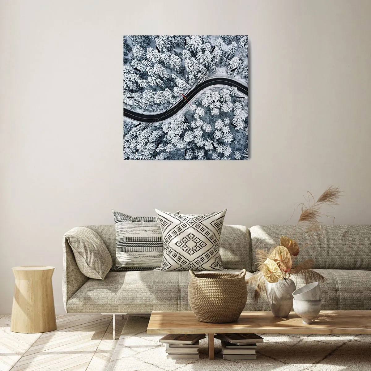 Horloge murale - Pendule murale - Vue aérienne d'une route sinueuse dans une forêt hivernale - 30x30cm - À travers une forêt d'hiver - Décoration murale moderne pour le salon et la chambre ARTTOR