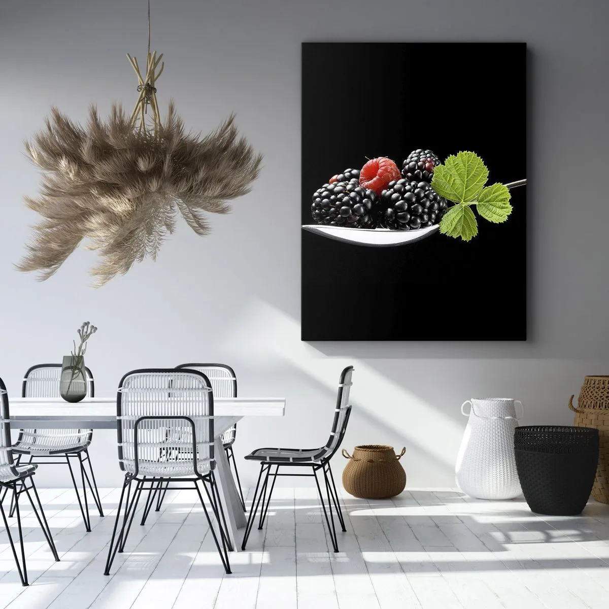 Impression sur toile - Image sur toile - Mûres et framboises sur une cuillère avec une feuille sur fond noir - 50x70cm - Le goût de la fraîcheur - Décoration murale moderne pour le salon et la chambre ARTTOR