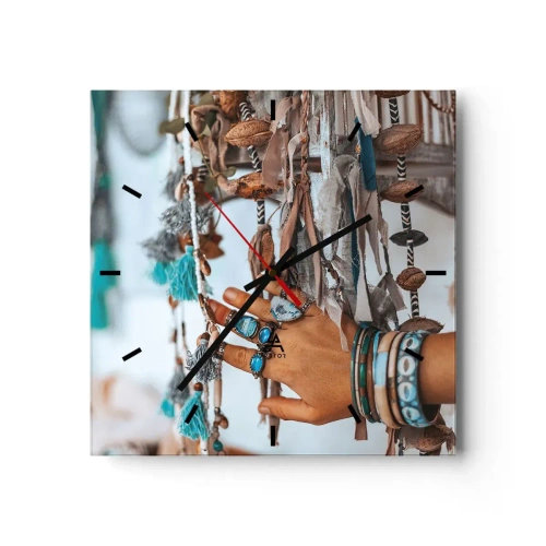 Horloge murale - Pendule murale - Une main ornée de bijoux bohèmes avec des décorations en arrière-plan - 30x30cm - Trésor local - Décoration murale moderne pour le salon et la chambre ARTTOR