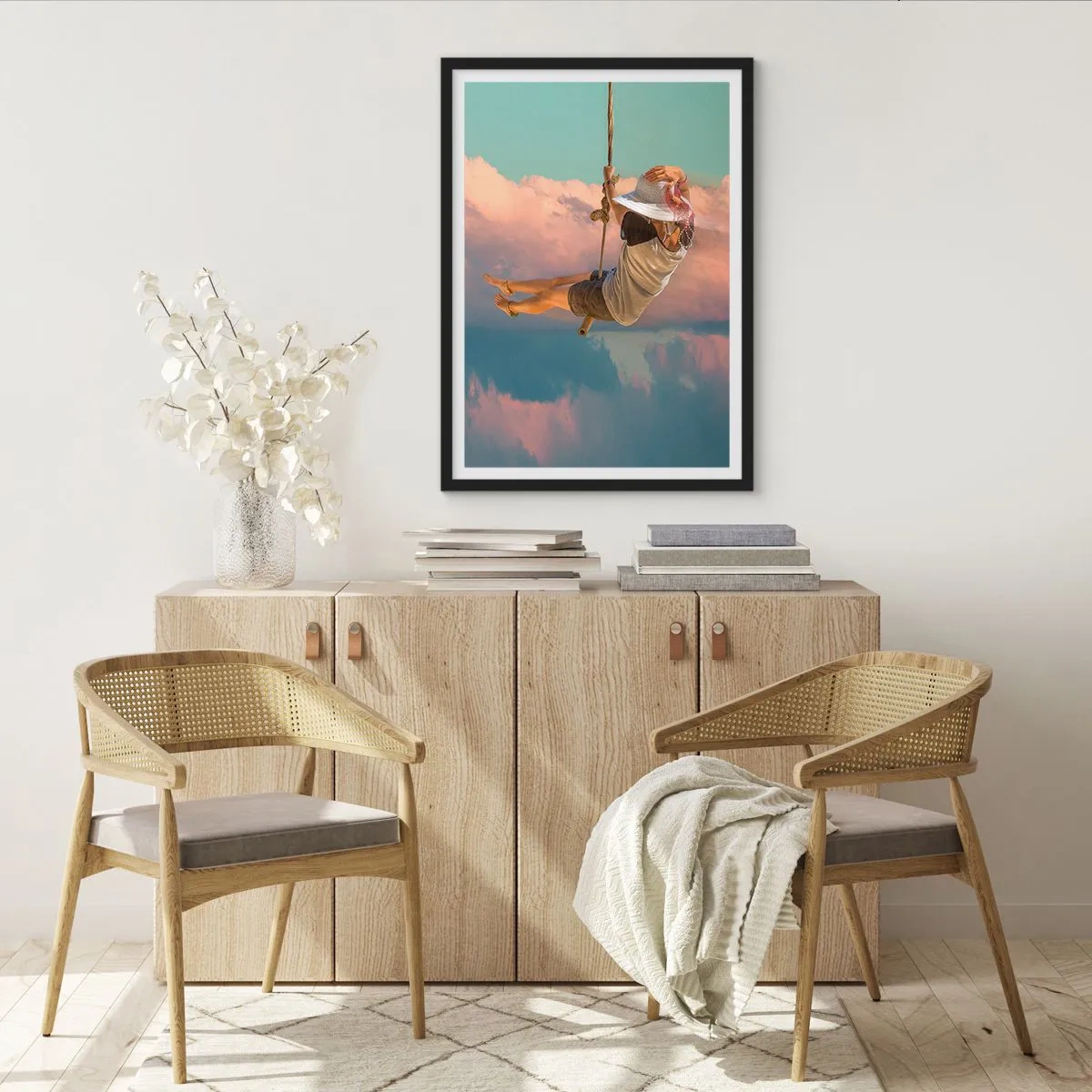 Affiche dans un cadre noir - Poster - Une femme sur une balançoire parmi des nuages pastel - 50x70cm - S'amuser dans les nuages - Décoration murale moderne pour le salon et la chambre ARTTOR