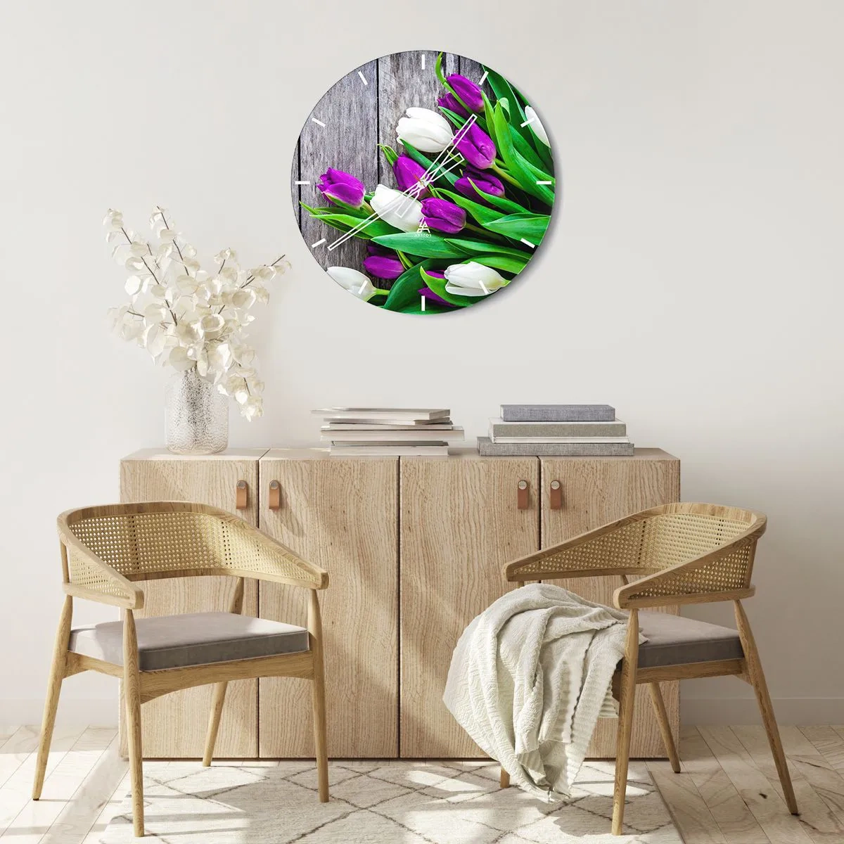Horloge murale - Pendule murale - Un bouquet de tulipes violettes et blanches sur un fond en bois - 30x30cm - Le jour des vacances de printemps - Décoration murale moderne pour le salon, la cuisine et la chambre ARTTOR