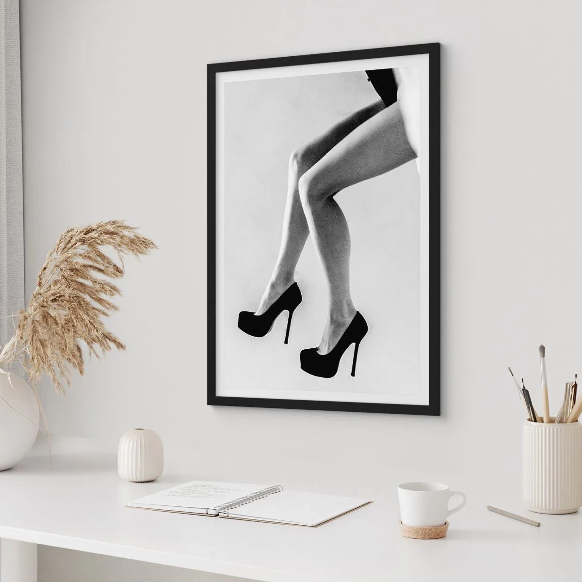 Affiche dans un cadre noir - Poster - Photographie en noir et blanc des jambes d'une femme en talons hauts - 50x70cm - Féminité éternelle - Décoration murale moderne pour le salon et la chambre ARTTOR