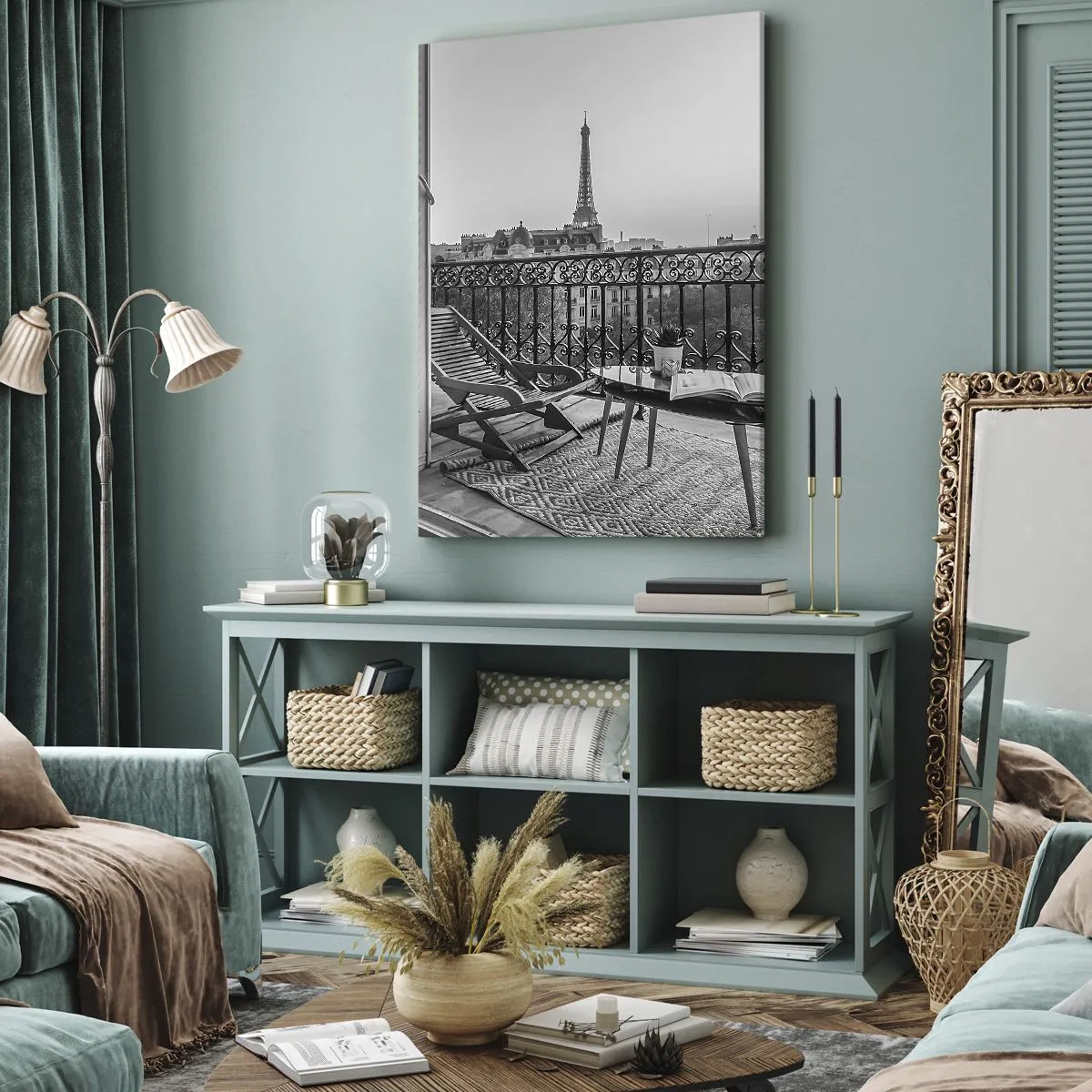 Impression sur toile - Image sur toile - Vue sur la Tour Eiffel depuis le balcon avec transats et table - 50x70cm - Après-midi parisien - Décoration murale moderne pour le salon et la chambre ARTTOR