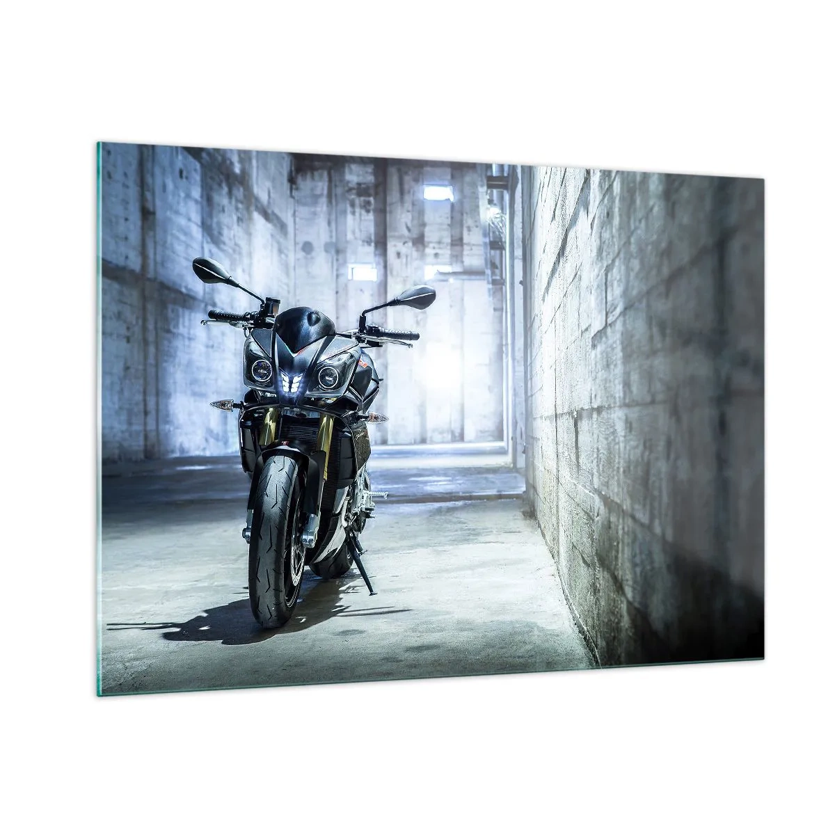 Impression sur verre - Image sur verre - Une moto dans un intérieur industriel avec des murs en béton - 100x70cm - Avant que le moteur ne rugisse - Décoration murale moderne pour le salon et la chambre ARTTOR
