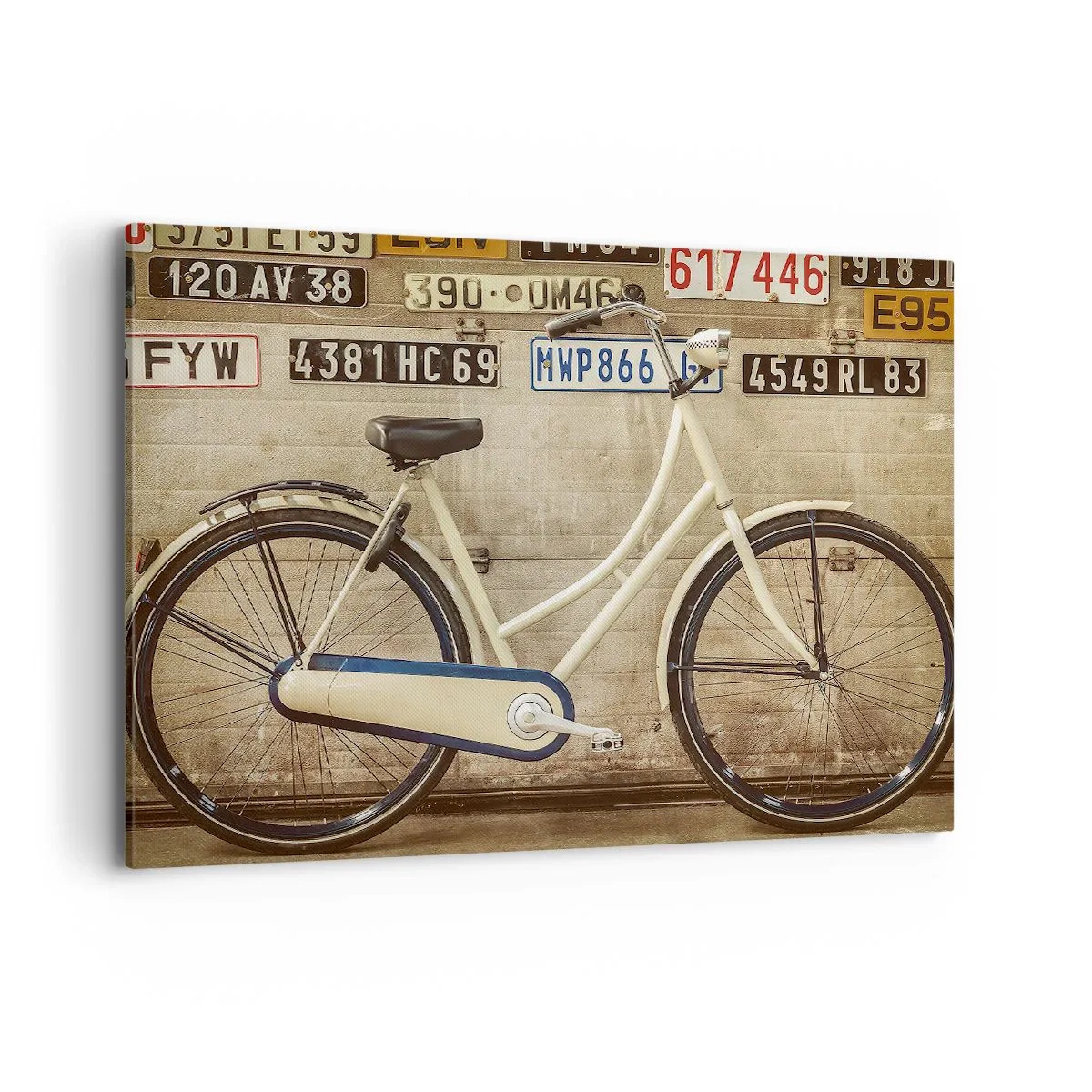 Impression sur toile - Image sur toile - Un vélo rétro contre un mur décoré de plaques d'immatriculation - 100x70cm - Pas de complexes - Décoration murale moderne pour le salon et la chambre ARTTOR