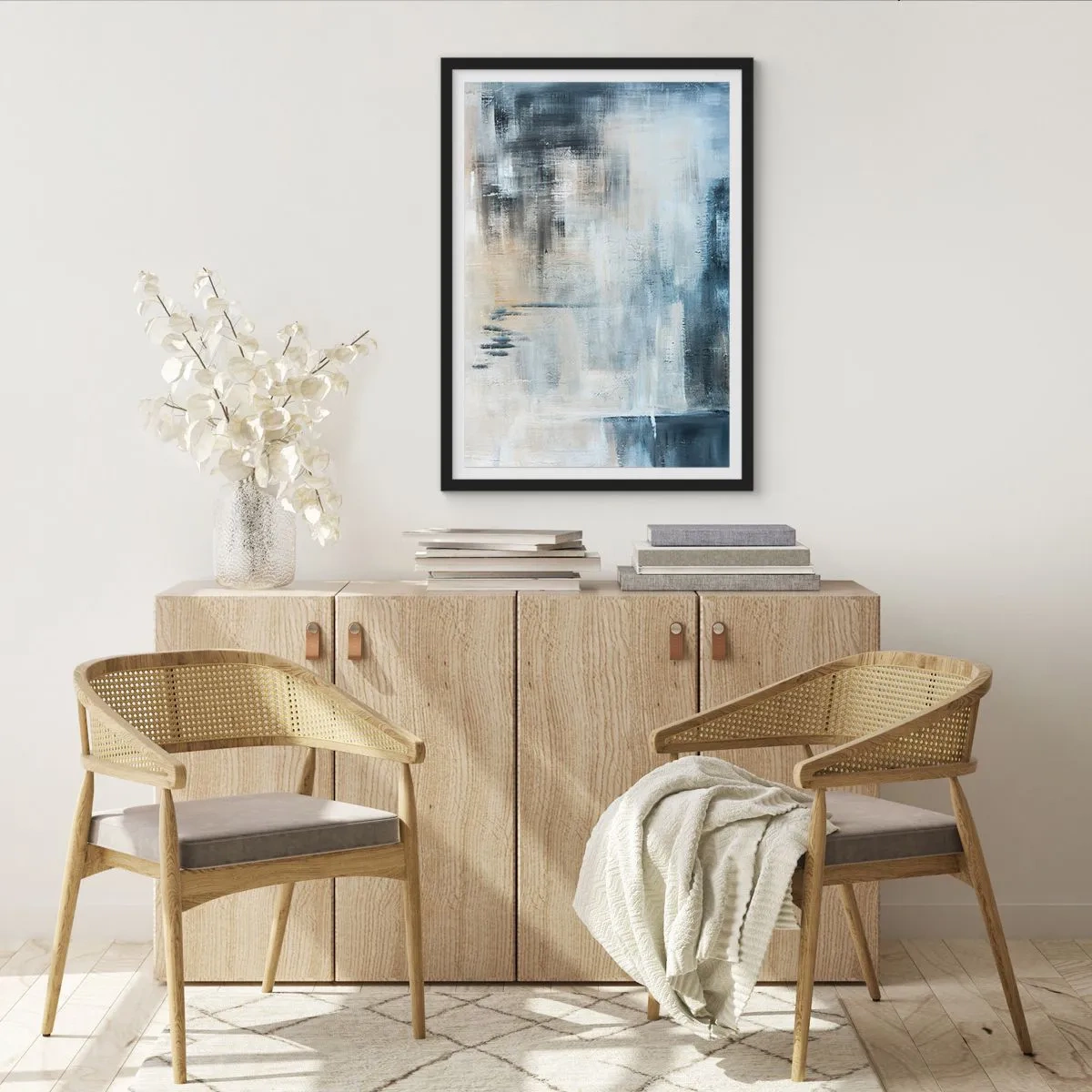 Affiche dans un cadre noir - Poster - Composition abstraite dans les tons de bleu et de beige - 50x70cm - Derrière le rideau bleu - Décoration murale moderne pour le salon et la chambre ARTTOR