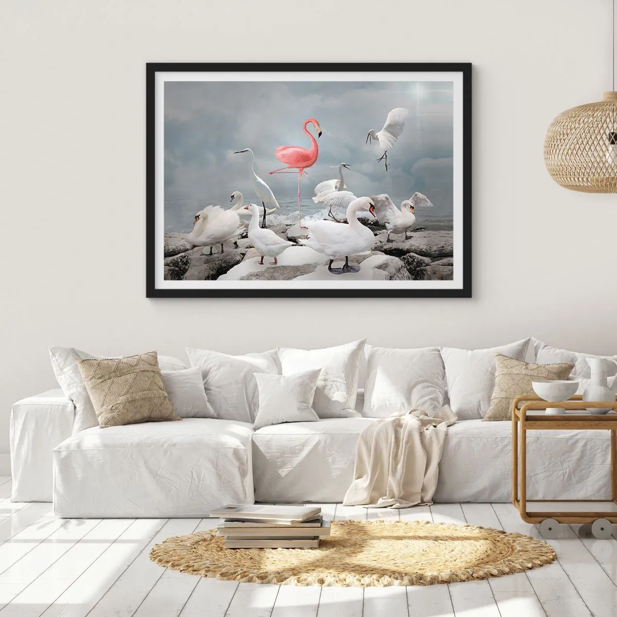 Affiche dans un cadre noir - Poster - Un flamant rose parmi des cygnes blancs sur fond de lac - 100x70cm - Comment suis-je arrivé là? - Décoration murale moderne pour le salon et la chambre ARTTOR