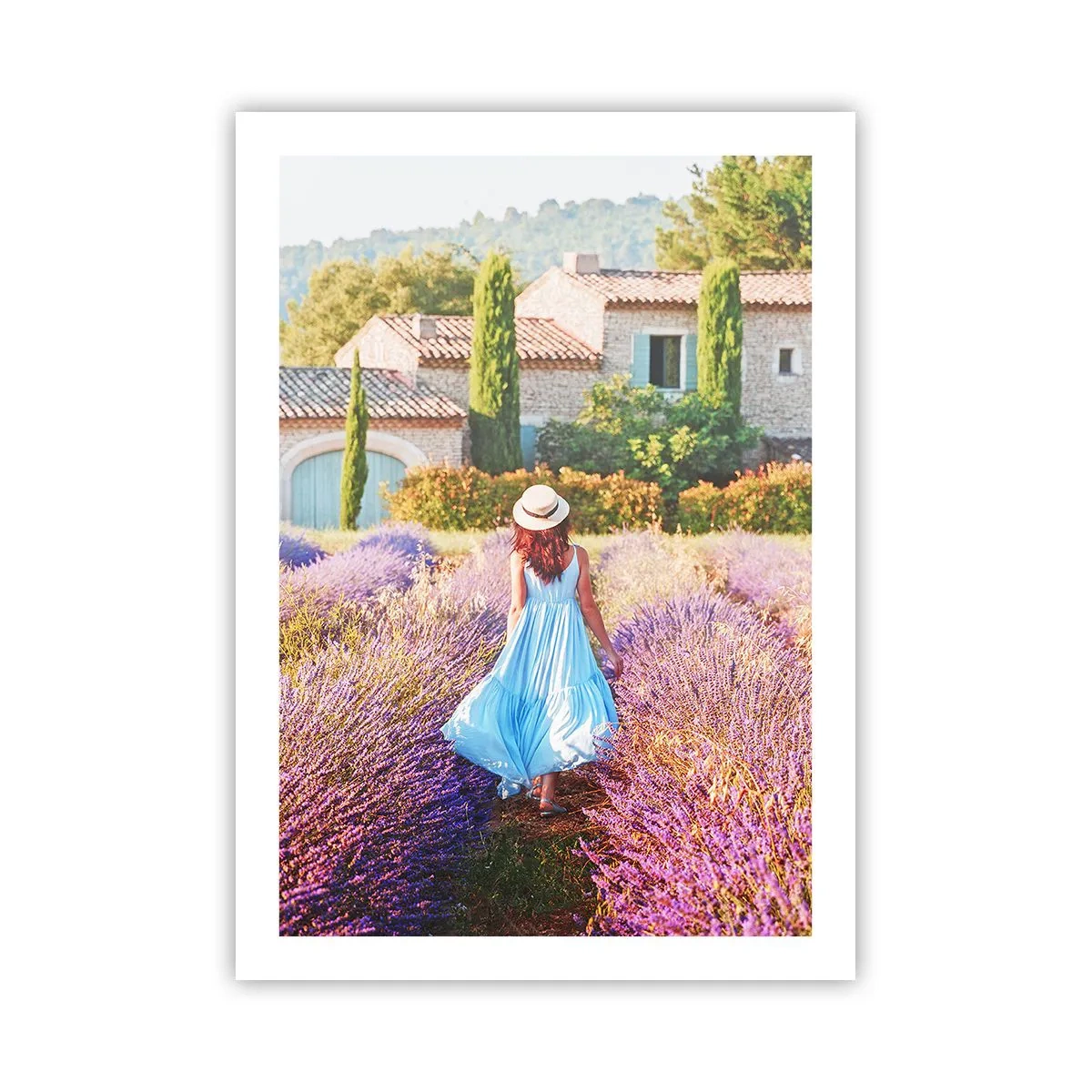 Affiche - Poster - Une femme en robe bleue marchant dans un champ de lavande. - 50x70cm - Fille de la lavande - Décoration murale moderne pour le salon et la chambre ARTTOR