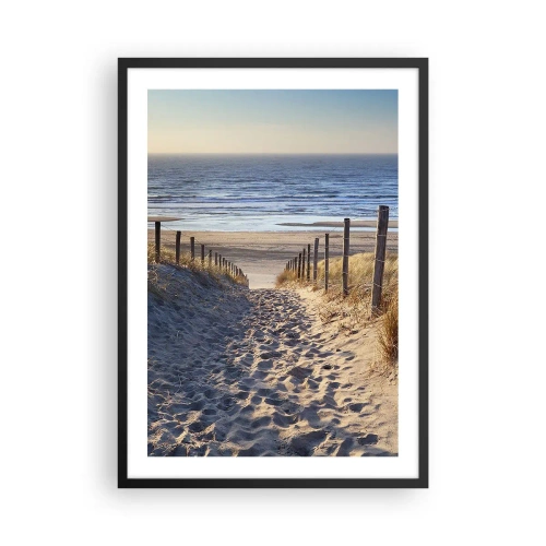 Affiche dans un cadre noir - Poster - Chemin à travers les dunes menant à la plage au coucher du soleil - 50x70cm - Le bruit de la mer, le chant des oiseaux, une plage sauvage parmi les herbes…