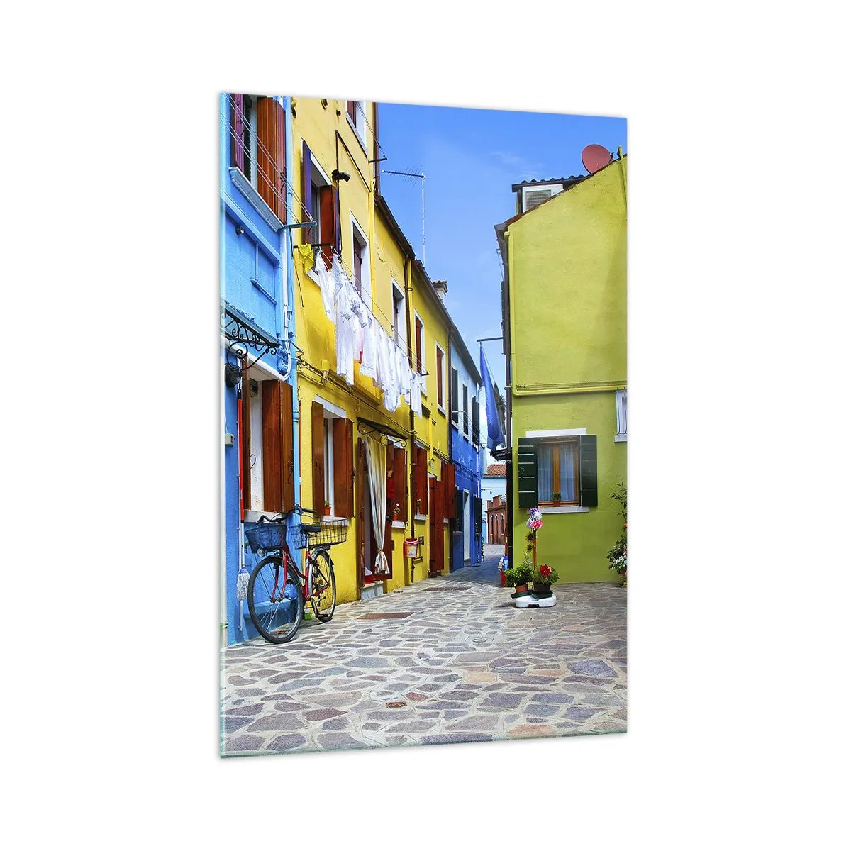 Impression sur verre - Image sur verre - Une rue colorée avec des vélos parmi des bâtiments pastel - 70x100cm - Pastel, douce ruelle - Décoration murale moderne pour le salon et la chambre ARTTOR