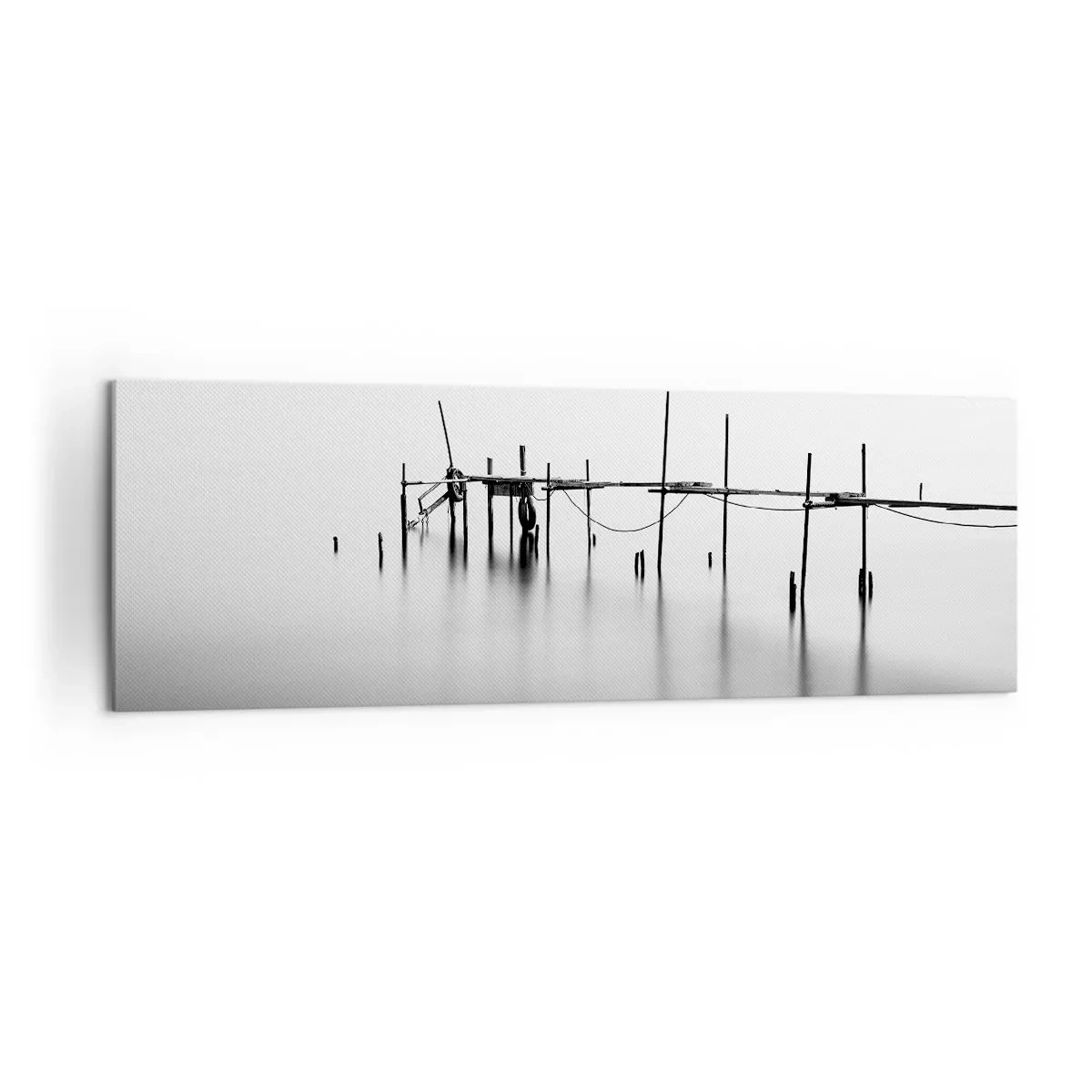 Impression sur toile - Image sur toile - Une jetée noire et blanche immergée dans un paysage brumeux - 160x50cm - Et s'il n'y avait pas de monde ? - Décoration murale moderne pour le salon et la chambre ARTTOR