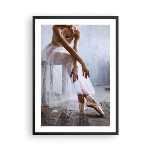 Affiche dans un cadre noir - Poster - Une ballerine dans une pose délicate sur un fond industriel - 50x70cm - Avant que les lumières de la rampe ne clignotent - Décoration murale moderne pour le salon et la chambre ARTTOR