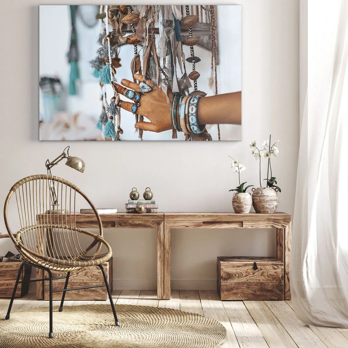 Impression sur toile - Image sur toile - Une main ornée de bijoux bohèmes avec des décorations en arrière-plan - 70x50cm - Trésor local - Décoration murale moderne pour le salon et la chambre ARTTOR