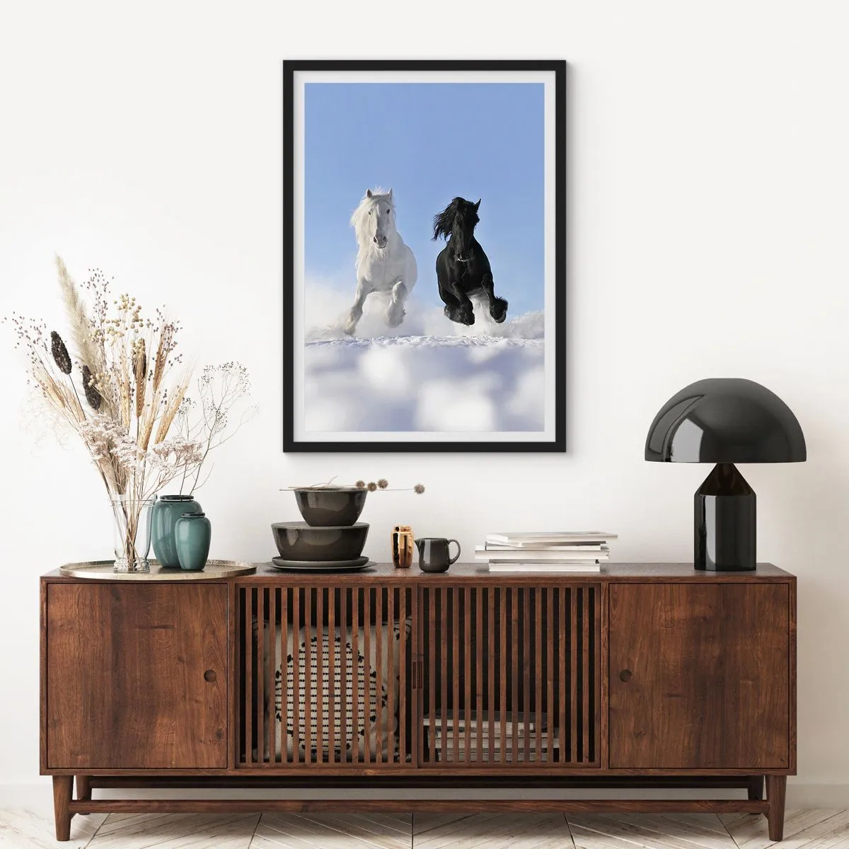 Affiche dans un cadre noir - Poster - Un cheval blanc et noir galopant dans la neige - 50x70cm - Galop noir et blanc - Décoration murale moderne pour le salon et la chambre ARTTOR