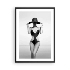 Affiche dans un cadre noir - Poster - Photographie en noir et blanc d'une femme portant un chapeau et un maillot de bain - 50x70cm - Mon prénom? Élégance - Décoration murale moderne pour le salon et la chambre ARTTOR