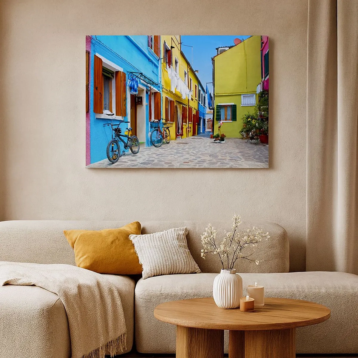 Impression sur toile - Image sur toile - Une rue colorée avec des vélos parmi des bâtiments pastel - 70x50cm - Pastel, douce ruelle - Décoration murale moderne pour le salon et la chambre ARTTOR