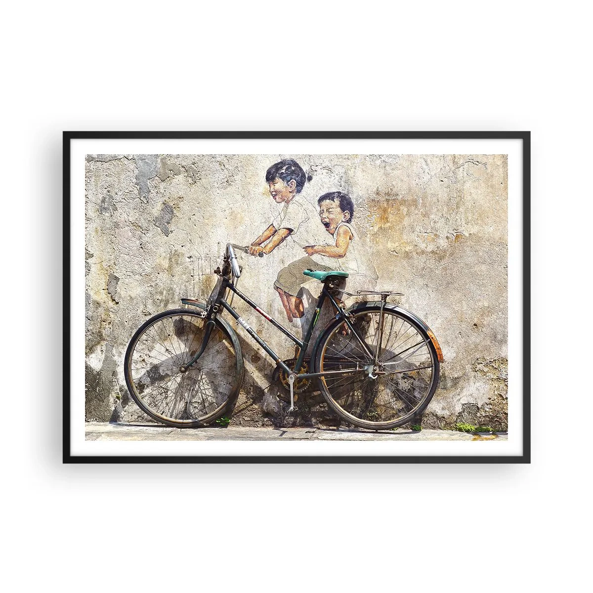 Affiche dans un cadre noir - Poster - Street art avec un vélo et des dessins d'enfants sur le mur - 100x70cm - Vrai ou faux? - Décoration murale moderne pour le salon et la chambre ARTTOR