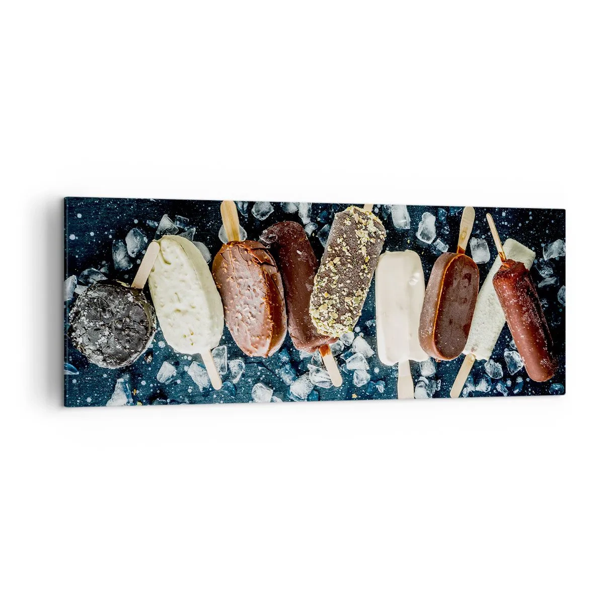 Impression sur toile - Image sur toile - Des glaces colorées disposées sur de la glace avec un fond sombre - 140x50cm - Le goût de l'été chaud - Décoration murale moderne pour le salon et la chambre ARTTOR