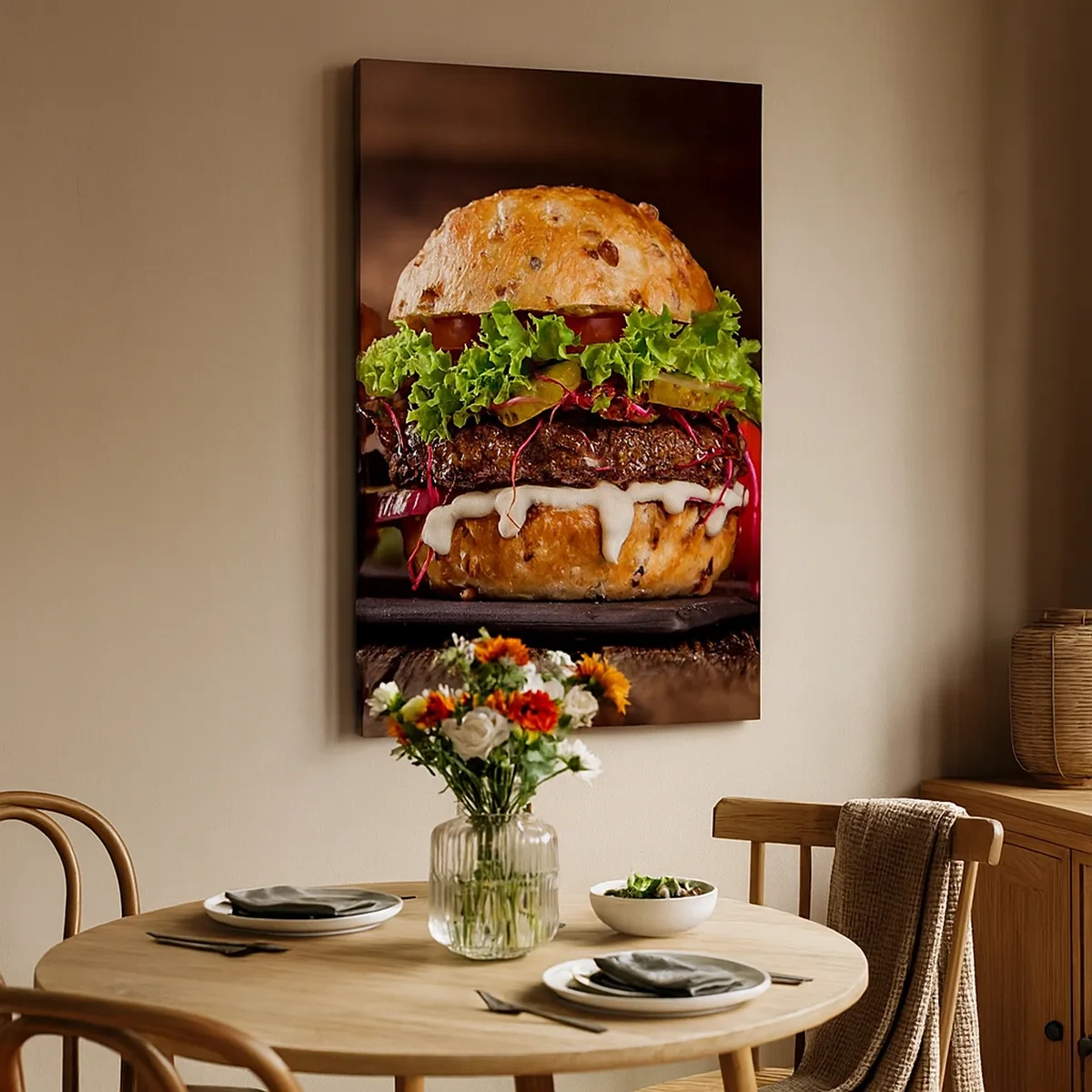 Impression sur toile - Image sur toile - Burgers appétissants avec légumes et sauce - 50x70cm - American dream - Décoration murale moderne pour le salon et la chambre ARTTOR