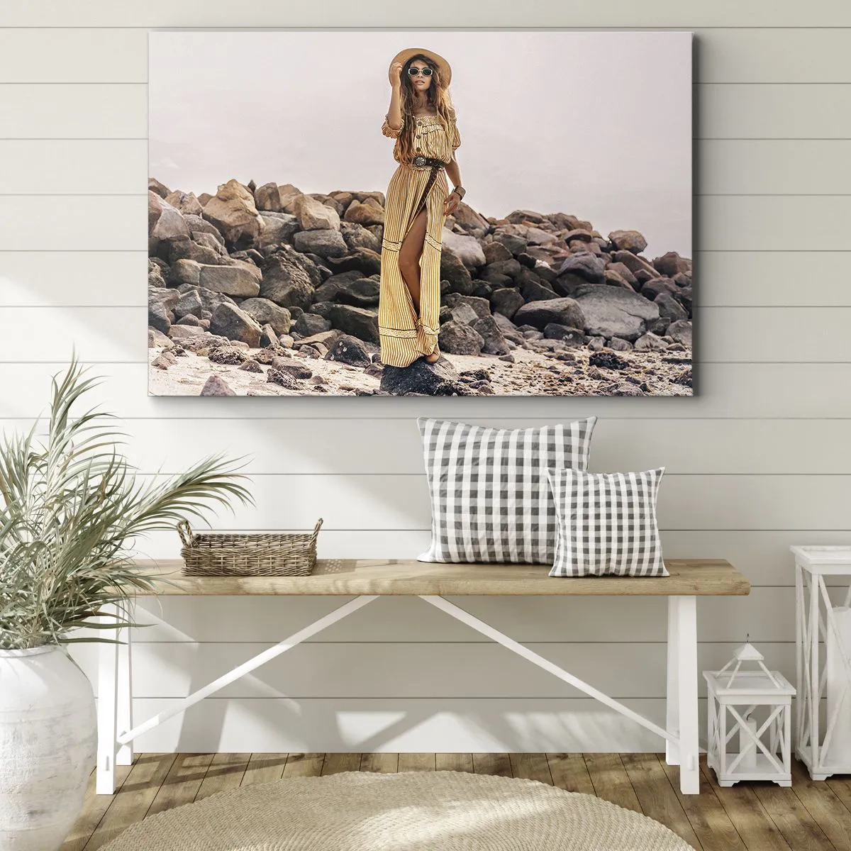 Impression sur toile - Image sur toile - Une femme au style bohème sur fond de plage rocheuse - 70x50cm - La magie des pierres - Décoration murale moderne pour le salon et la chambre ARTTOR
