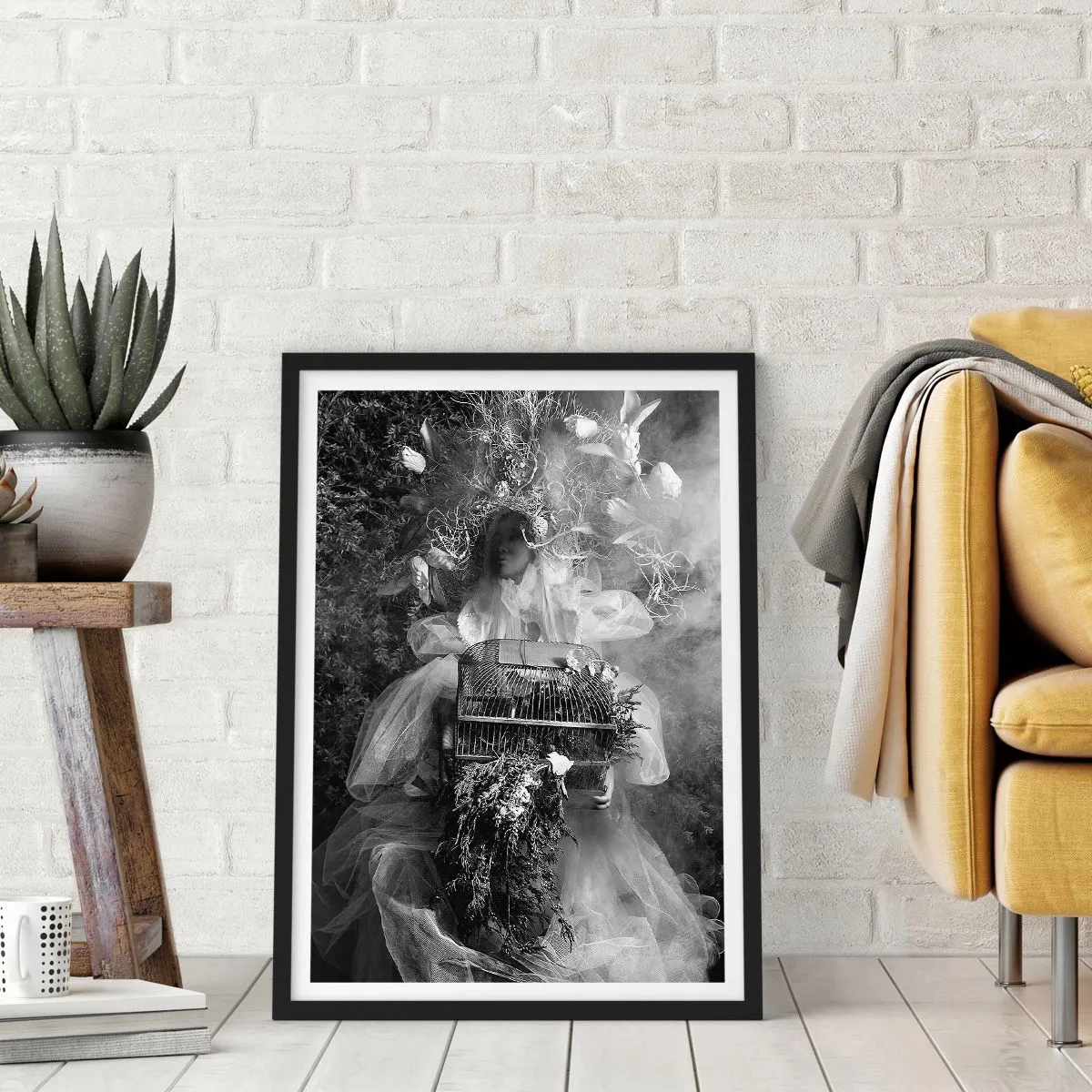 Affiche dans un cadre noir - Poster - Une femme en robe entourée de nature sur une photographie en noir et blanc - 50x70cm - Tout simplement Mère Nature - Décoration murale moderne pour le salon et la chambre ARTTOR